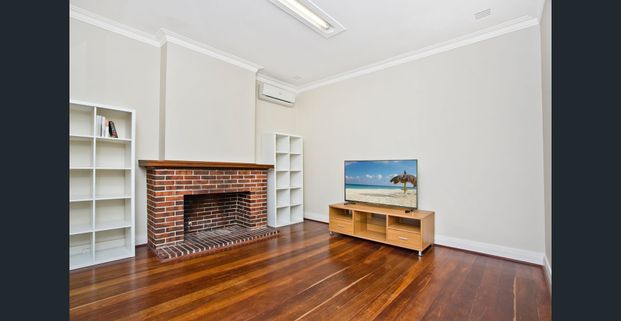 Charming Como Character - Photo 1