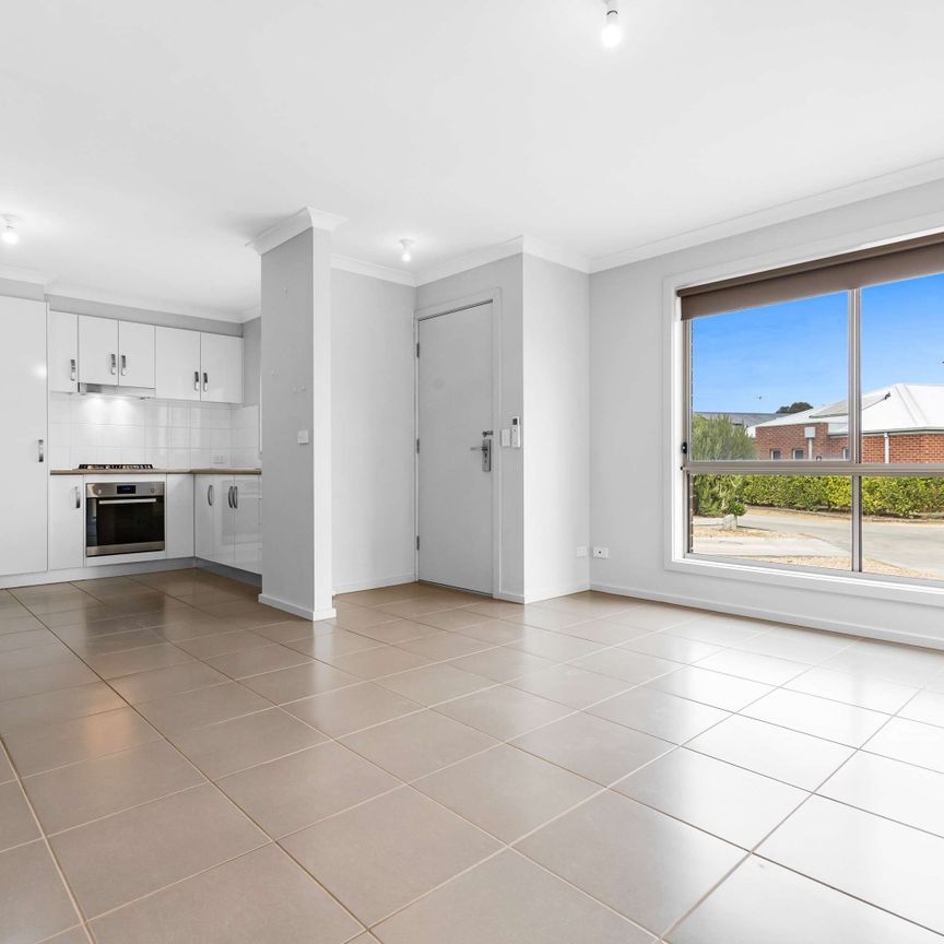 4/5 Philippa Crescent - Photo 1