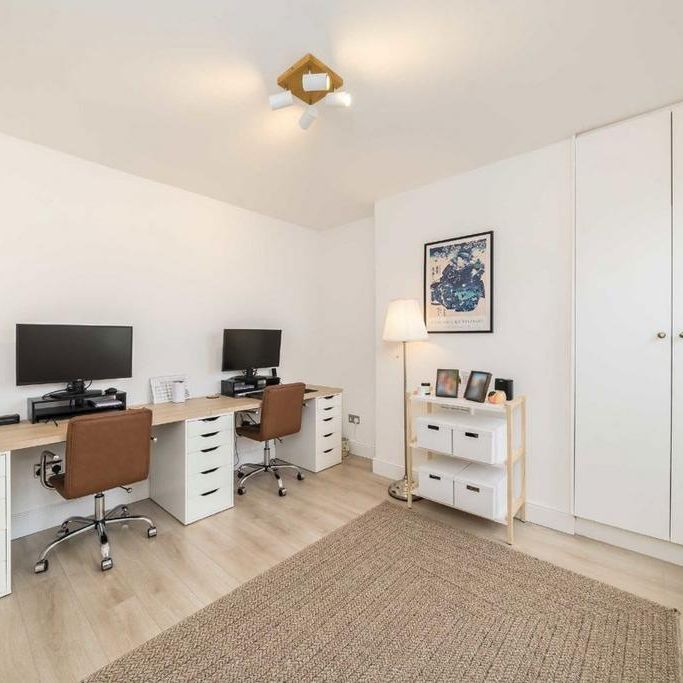 4 bedroom flat to rent - Photo 1