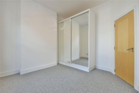 3 bedroom flat to rent - Photo 3