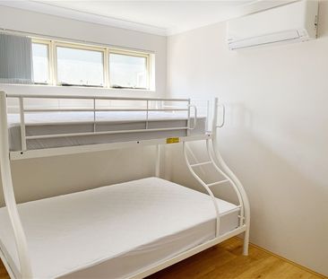 $750/w Furnished Double-Storey Townhouse in Prime Beechboro Location! - Photo 4