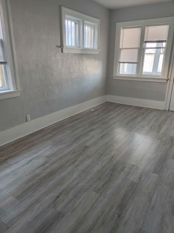 1561 MONTAGUE 4 BEDROOMS - Photo 3