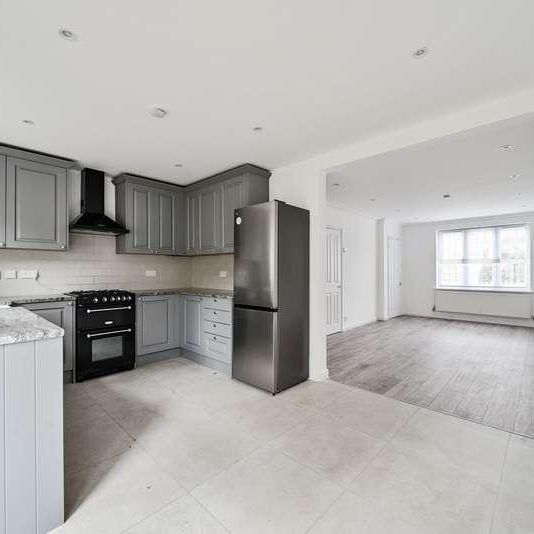 Rosslyn Park, Weybridge, Surrey, KT13 - Photo 1