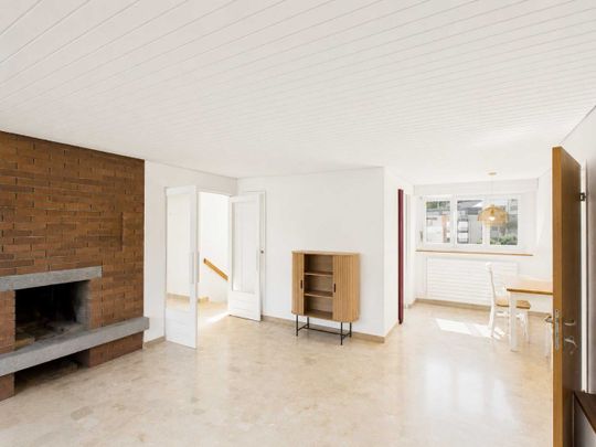Spacious attic apartment in a prime location in Frenkendorf - Photo 1