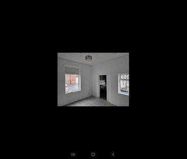 Room in a Shared House, Mortlake Road, S5 - Photo 2