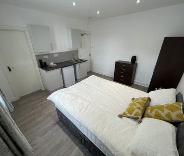 1 bedroom in a house share to rent - Photo 3