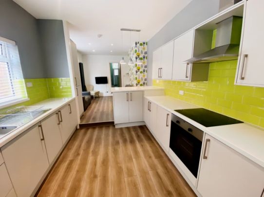 5 bed Room 4 - Photo 1