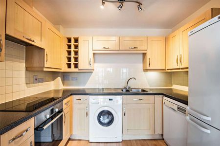 Two bedroom first floor apartment with allocated parking - Photo 2