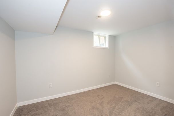 **STUNNING** 2 Bedroom Unit in Welland!! - Photo 1