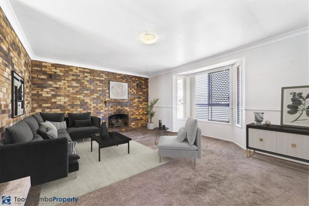 Immaculate, low maintenance home tucked away in quiet Centenary Heights cul-de-sac! What an opportunity! - Photo 1