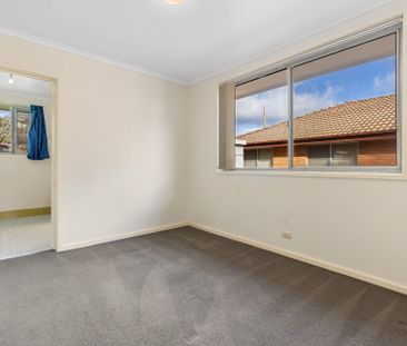 1-bedroom single level flat in a great location - Photo 3