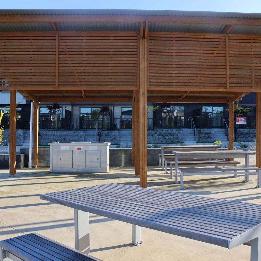 Newly 2 Bedrooms Low Maintenance - Photo 1