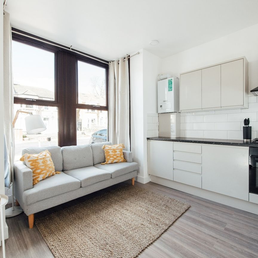 2 Bed Flat, Empress Avenue, IG1 - Photo 1