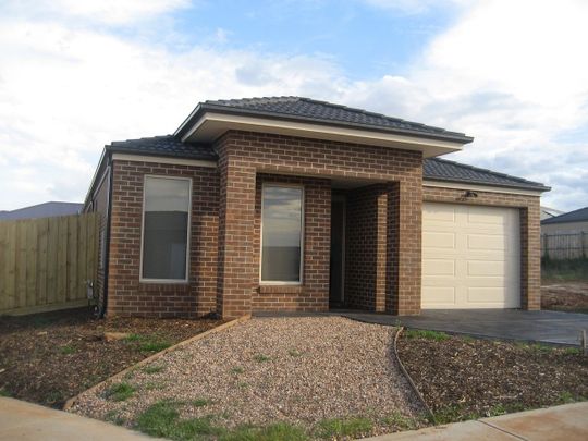 17 Peter Pan Crescent, Kurunjang, VIC 3337 - Photo 1