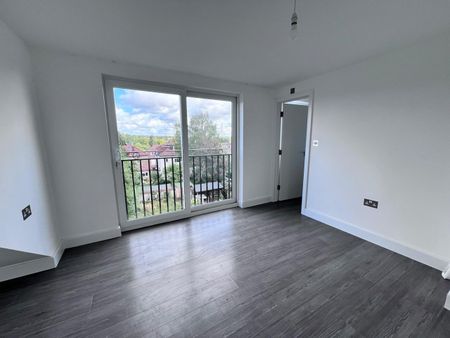 6 Bed Semi-Detached House, Mount Drive, HA2 - Photo 4