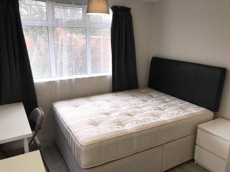 1 bedroom in a house share to rent - Photo 4