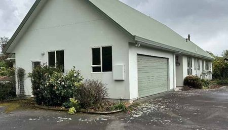 Spacious 5-Bedroom Family Friendly Home! - Photo 2