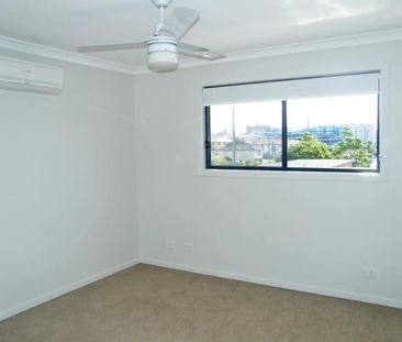 TIDY TOWNHOUSE IN THE HEART OF CHERMSIDE - Photo 2