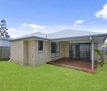 Beautifully Renovated 4-Bedroom Home in Central Maroochydore - Photo 4