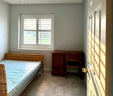 For Lease - 346 Riverstone Drive, Oakville, Ontario - Photo 2