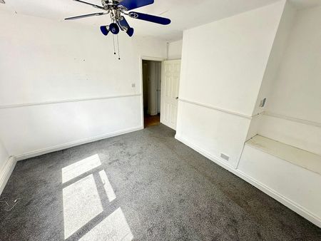 Flat to rent on - Photo 2