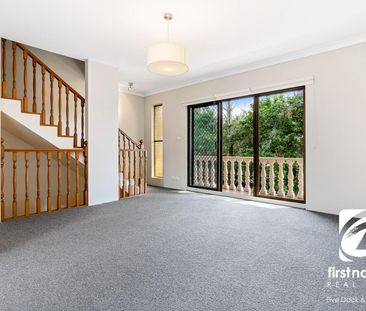 Spacious 2 Bedroom Townhouse with Double Garage - Photo 1