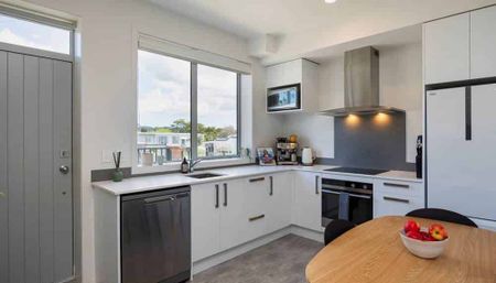 Sunny Townhouse - Photo 3