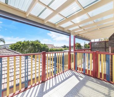 Duplex Sized, Renovated Apartment with Harbour Glimpses - Photo 3