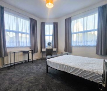 Price £850 pcm - Available Now - Part Furnished - Photo 3