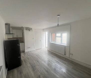 Studio Flat, Blackbird Hill, NW9 - Photo 1