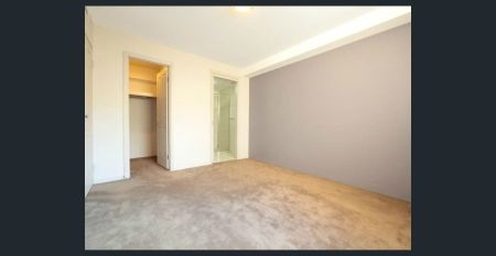 LARGE THREE BEDROOM GROUND FLOOR APARTMENT - Photo 2