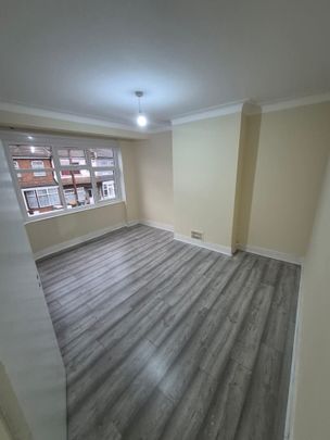 3 Bed Flat, Dersingham Avenue, E12 - Photo 1