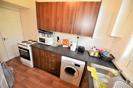 3 bedroom House in Whingate Avenue, Leeds - Photo 3