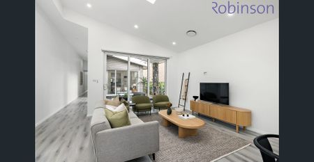 Luxury four bedroom designer home close to all amenities - Photo 2