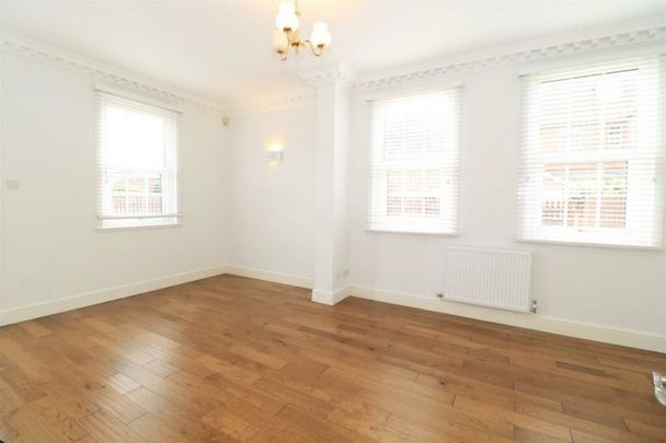 Frythe Close, Kenilworth - - Photo 1