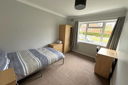 5 bedroom semi-detached house to rent - Photo 4