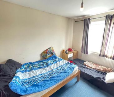 4 bedroom semi-detached house to rent - Photo 3