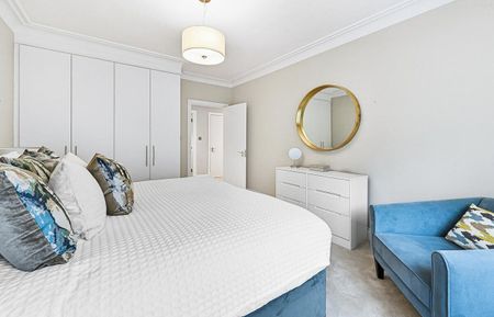A 3 bedroom flat to rent in Kensington, W8 - Photo 5