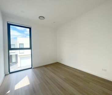 Almost New Modern 4-Bedroom Family Home in Box Hill - Photo 4