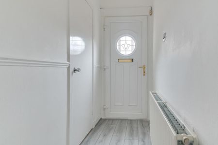 2 bedroom ground floor flat to rent - Photo 2