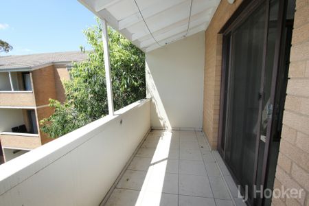 Spacious 2 Bedroom Unit in Queanbeyan - Photo 2