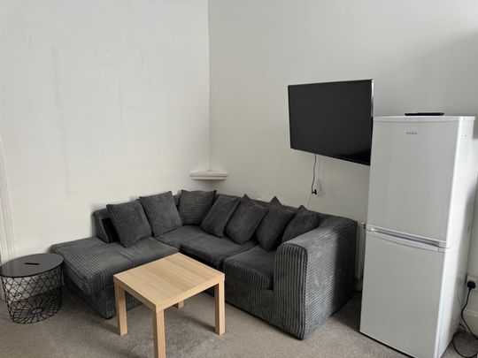 Studio Flat, Ibrox Street, G51 - Photo 1