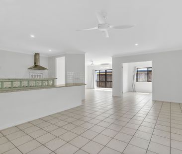 BRIGHT, SPACIOUS & EFFORTLESSLY COMFORTABLE LIVING IN MT SHERIDAN - Photo 5