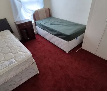 1 bed House Share - To Let - Photo 2