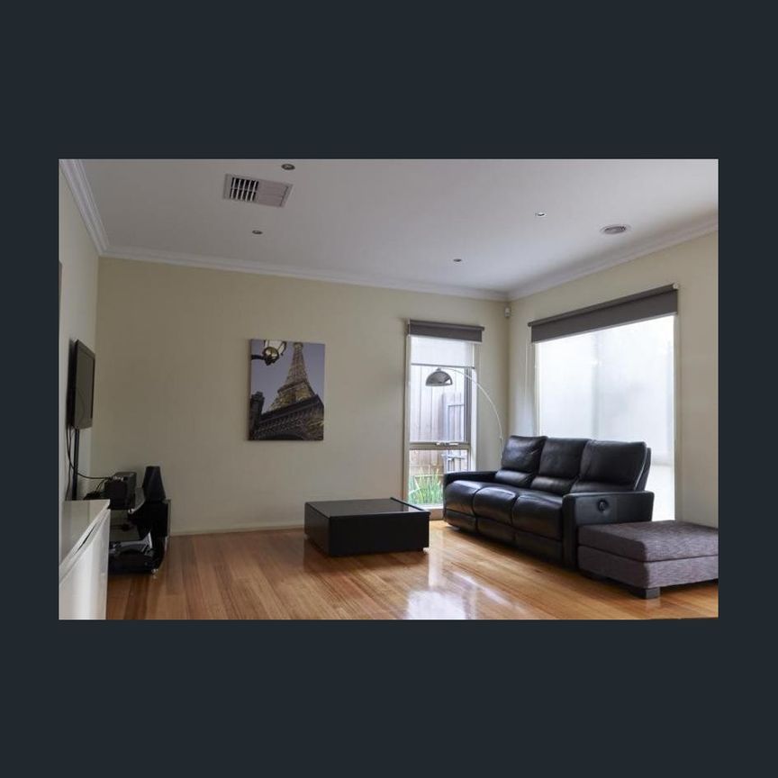 Bright and Spacious Two Bedroom Townhouse - Photo 1