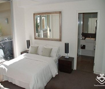 MODERN, SPACIOUS & LIGHT FILLED APARTMENT IN THE HEART OF NEUTRAL BAY - Photo 4