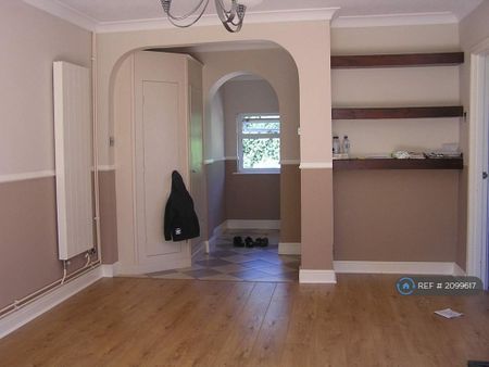 3 bedroom semi-detached house to rent - Photo 3