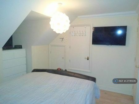 1 bedroom in a house share to rent - Photo 3