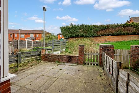3 bed terraced house to rent in Third Avenue, Bury, BL9 - Photo 3