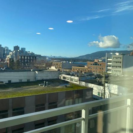 Gorgeous Studio apartment- beautiful view of Vancouver - Photo 1